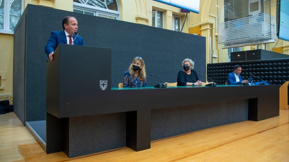 Dank dieser Schenkung wird der Bestand von Archeoart für ein noch größeres Publikum zugänglich, erklärte Landesrat Vettorato bei der Übergabe. Im Bild (v.l.) auch Valeria Trevisan, Direktorin der Landesbibliothek Claudia Augusta, Archeoart-Präsidentin Patrizia Zangirolami und der Direktor der Landesabteilung italienische Kultur, Antonio Lampis (Foto: LPA/Fabio Brucculeri) 