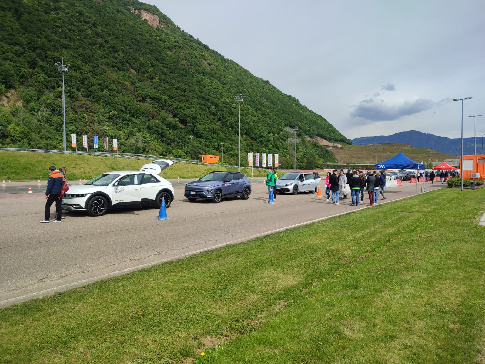 Beim e-drive day im Verkehrssicherheitszentrum Safety Park stand die Elektromobilität im Fokus. 800 Interessierte, darunter viele Familien, waren vor Ort. (Foto: sta/Banfi)