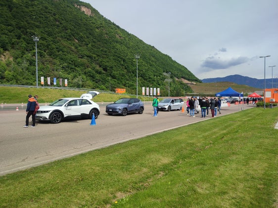 Beim e-drive day im Verkehrssicherheitszentrum Safety Park stand die Elektromobilität im Fokus. 800 Interessierte, darunter viele Familien, waren vor Ort. (Foto: sta/Banfi)