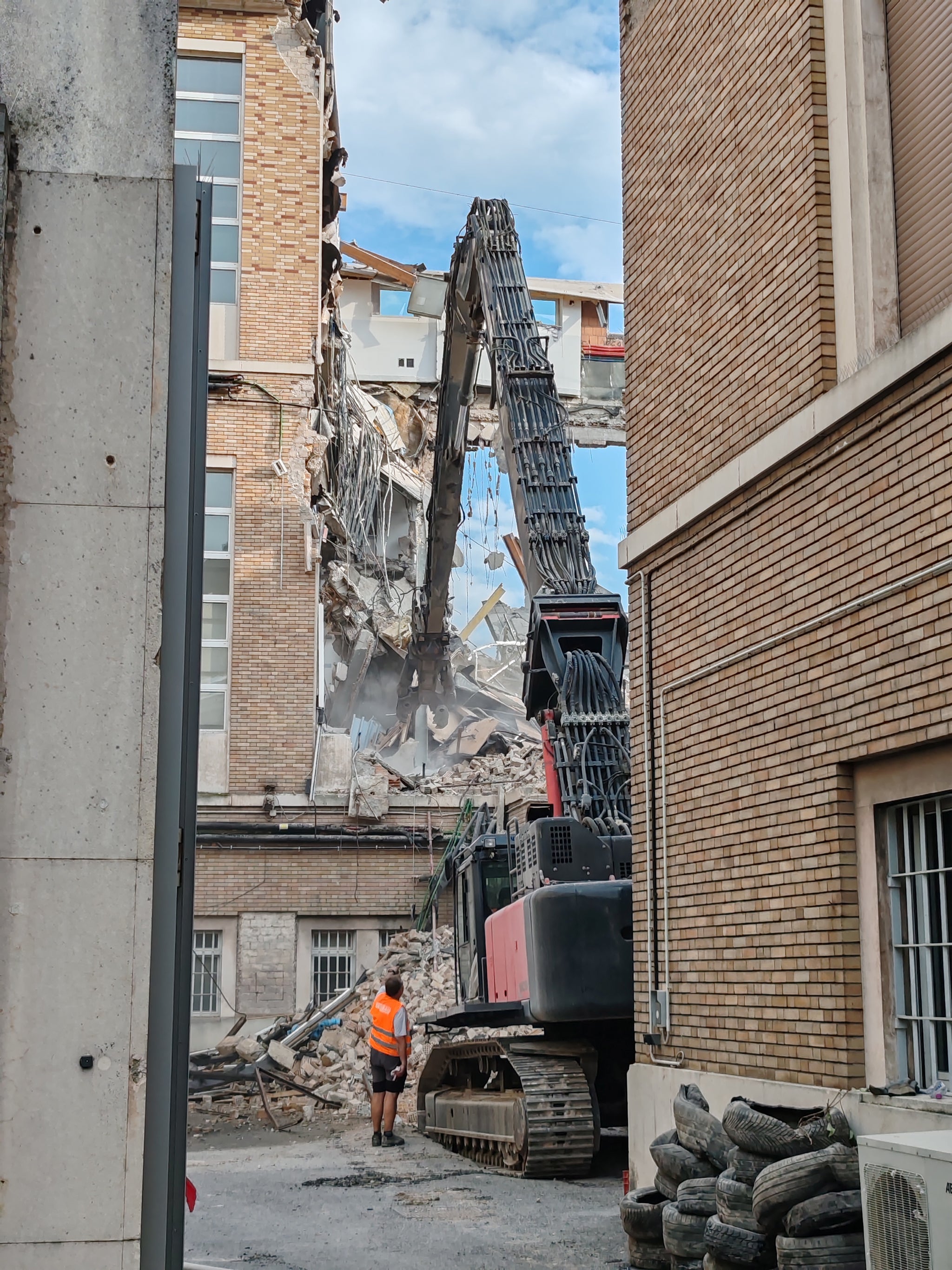 Die Arbeiten zur Abtragung des Materials sollen in einigen Tagen abgeschlossen sein, inzwischen wurden auf dem Gebäude die Sensoren installiert. Auch soll in Kürze ein Gerüst errichtet werden, welches die instabilen Gebäudeteile sichert. (Foto: LPA/Fabio Brucculeri)