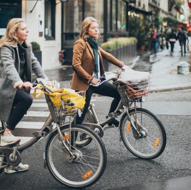 Zu Fuß gehen und Radfahren integrieren Bewegung in den Alltag. Nach Angaben der Weltgesundheitsorganisation (WHO) und der Organisation für wirtschaftliche Zusammenarbeit und Entwicklung (OECD) könnten in der Europäischen Union jedes Jahr mehr als 10.000 vorzeitige Todesfälle verhindert werden, wenn die empfohlenen Mindestwerte für körperliche Aktivität erreicht würden. (Foto: Pexels. Das Foto darf nur in Zusammenhang mit dieser Pressemitteilung verwendet werden.)