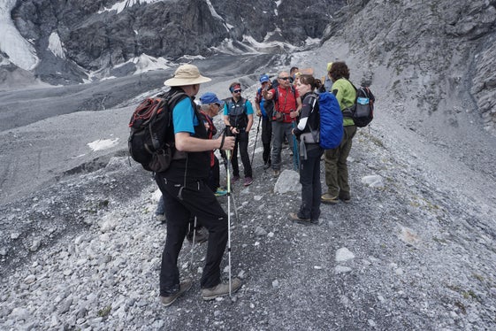 Auch während der Exkursion haben die rund 40 Gletscherbeobachter und Glaziologen ihre Themen weiter diskutiert. (Foto: LPA/Roberto Dinale)
