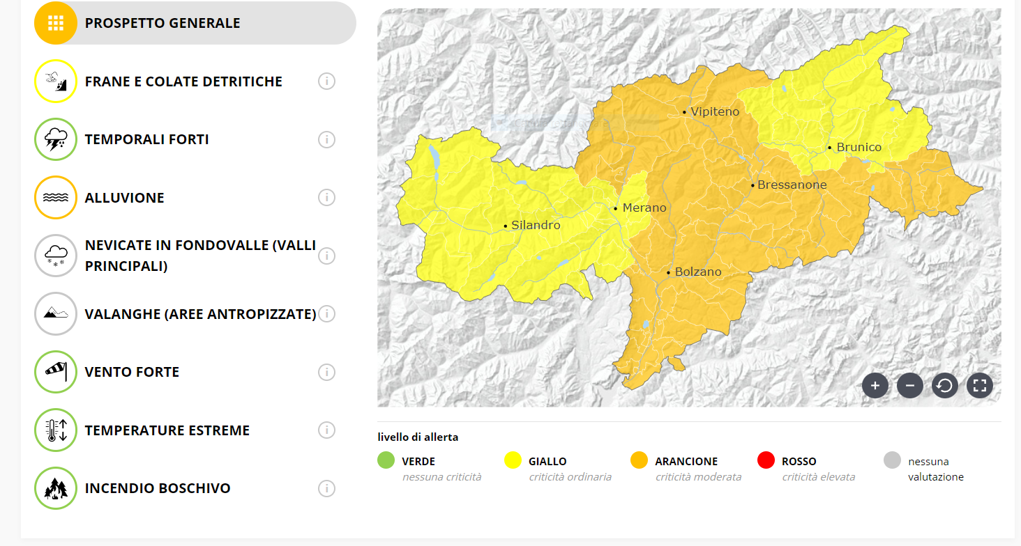 Per la giornata odierna permane, su gran parte del territorio, il livello di allerta arancione per le inondazioni, mentre per i movimenti di massa e le colate detritiche il livello di allerta è stato declassato a giallo. (Grafica: Centro funzionale provinciale)