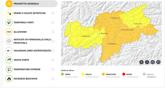 Per la giornata odierna permane, su gran parte del territorio, il livello di allerta arancione per le inondazioni, mentre per i movimenti di massa e le colate detritiche il livello di allerta è stato declassato a giallo. (Grafica: Centro funzionale provinciale)