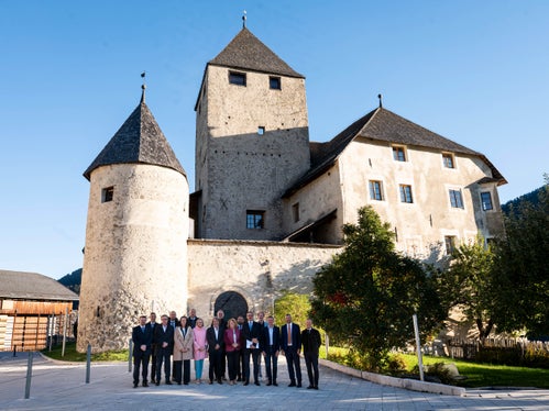 Die Sondersitzung der Landesregierung mit den Bürgermeistern der ladinischen Täler des Südtirols fand im Museum Ladin in St. Martin in Thurn statt (von links): Tobias Nocker (Wolkenstein), Christian Pedevilla (Abtei), Alber Pallfrader (Enneberg), Christoph Senoner (St. Christina), Landesrätin Ulli Mair, Giorgio Costabiei (St. Martin in Thurn), Landesrätin Magdalena Amhof, Landesrat Hubert Messner, Tobia Moroder (St. Ulrich), Landesrätin Rosmarie Pamer, Roman Crazzolara (Corvara), Landeshauptmann Arno Kompatscher, Felix Nagler (Wengen), Landesrat Luis Walcher, Landesrat Daniel Alfreider und Landesrat Peter Brunner. (Foto: LPA/Fabio Brucculeri)