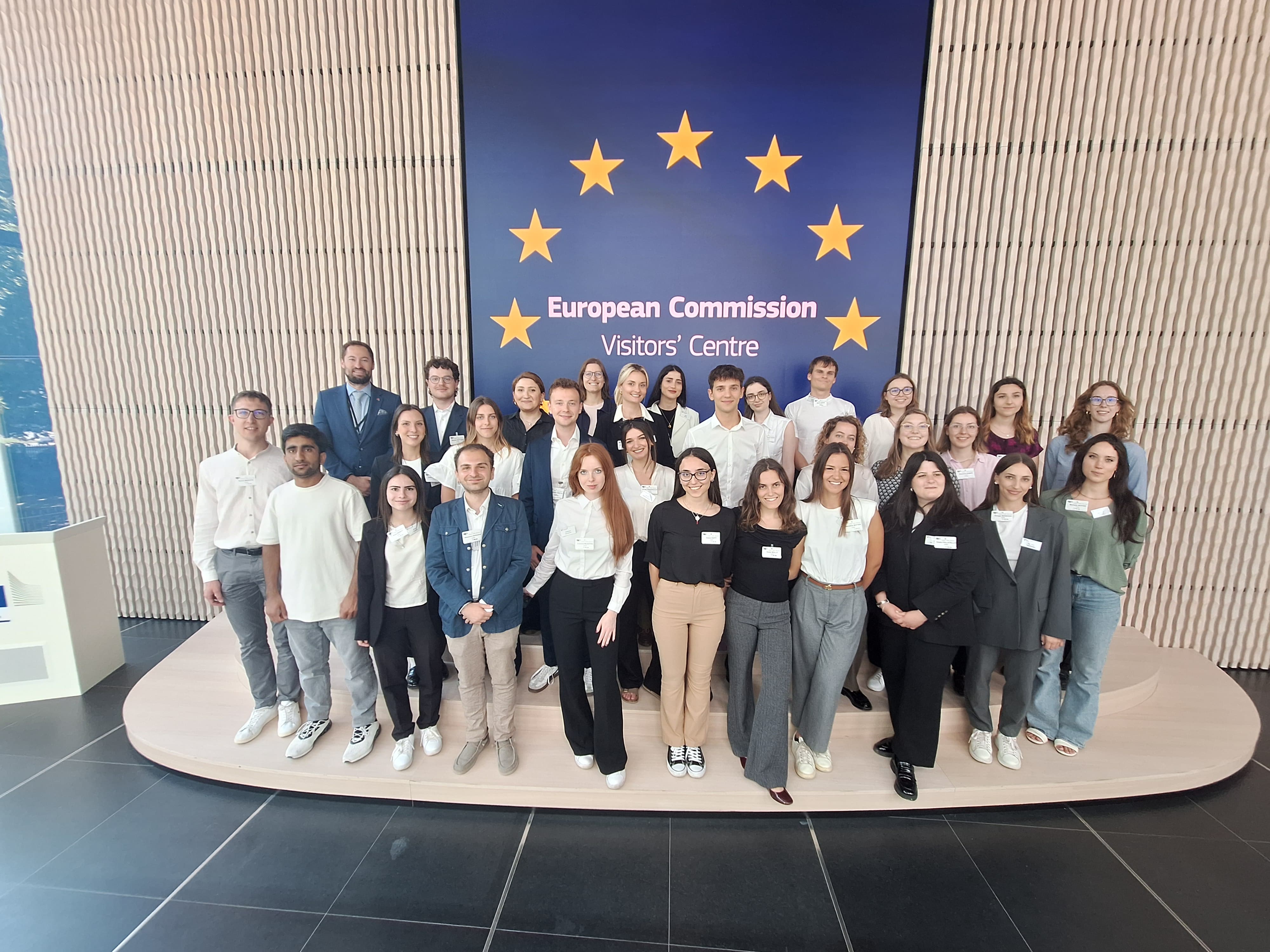Una visita alla Commissione Europea è d'obbligo nell'ambito dell'EuregioBrusselsSchool (foto di gruppo dell’ultima edizione nell'estate 2025). (Foto: Euregio/Michael Wolf)