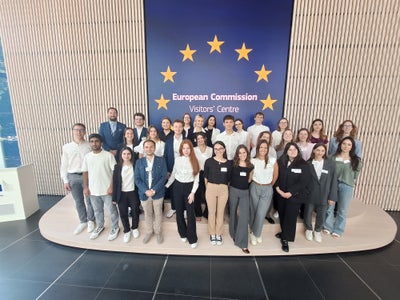 Ein Besuch bei der EU-Kommission darf im Rahmen der EuregioBrusselsSchool (im Bild Gruppenfoto im Sommer 2025) nicht fehlen. (Foto: Euregio/Michael Wolf)