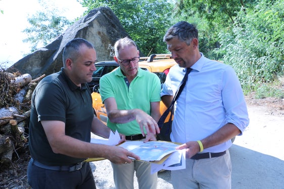 Bürgermeister Mauro Dalla Barba, der Direktor des Straßendiensts Vinschgau, Stephan Bauer, und Mobilitätslandesrat Daniel Alfreider (v.l.) beim Lokalaugenschein an der Baustelle für die Schutzvorrichtungen bei der Straße zwischen Latsch und Goldrain. (Foto: LPA/Patrick Thaler)