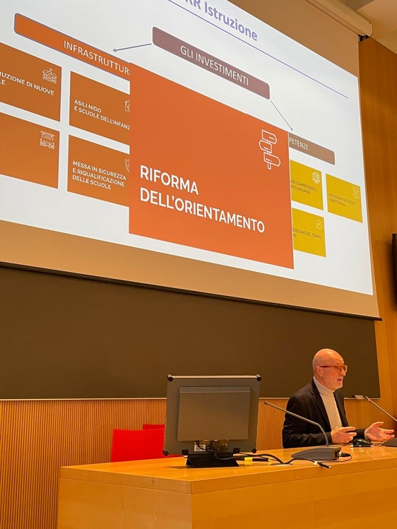 Ieri (14 dicembre) il dirigente ministeriale per il Sistema nazionale di valutazione, Damiano Previtali, ha presentato ai dirigenti delle Scuole in lingua italiana la riforma sull'orientamento (Foto: ASP/Direzione Istruzione e Formazione italiana)