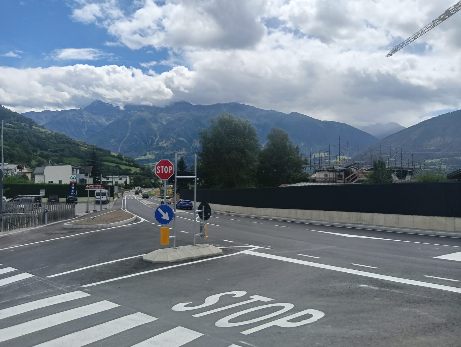 Sicherer und übersichtlicher präsentiert sich nun der Kreuzungsbereich bei der Südeinfahrt von Schluderns. (Foto: LPA/Ressort für Infrastrukturen und Mobilität)