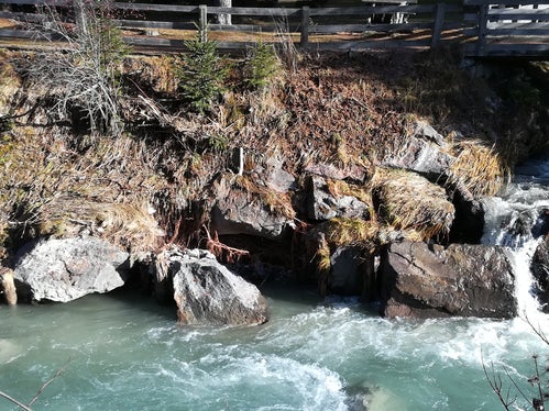 Vorher: Die über 50 Jahre alten Uferschutzbauten im Mittellauf des Sextnerbachs waren unterspült und somit funktionsunfähig. (Foto: LPA/Landesamt für Wildbach- und Lawinenverbauung Ost in der Agentur für Bevölkerungsschutz)