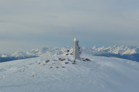 Das Netzwerk STPOS (South Tyrolean Positioning Service) ist ein Netz permanenter GNSS-Referenzstationen und bildet die grundlegende geometrische Infrastruktur für die präzise Positionsbestimmung im Landesgebiet. Im Bild: eine der Südtiroler Stationen. (Foto: LPA/Archiv Abteilung Grundbuch und Kataster)
