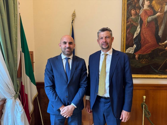 Infrastrukturen- und Mobilitätslandesrat Daniel Alfreider (r.) hat im italienischen Ministerium für Infrastruktur und Verkehr (MIT) in Rom Unterstaatssekretär Tullio Ferrante zu einem Gespräch über die Mobilität getroffen. Im Mittelpunkt stand die Mobilität in sensiblen Gebieten, vor allem in den Berggebieten in Südtirol. (Foto: LPA/Ressort für Infrastrukturen und Mobilität)