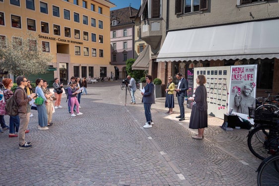 “Anche nello spazio digitale dobbiamo sempre essere consapevoli che abbiamo di fronte delle persone, anche se siamo separati da uno schermo”, ha sottolineato l'assessore Philipp Achammer in occasione della presentazione delle Giornate di cittadinanza attiva in piazza del Grano a Bolzano. L'evento si terrà dal 2 al 21 maggio. (Foto: USP/Greta Stuefer)