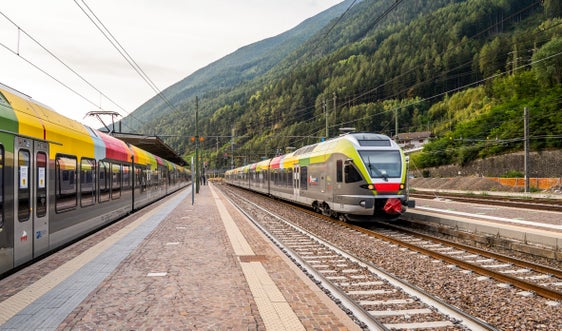 Die Pustertalbahn muss für Modernisierungs- und Instandhaltungsarbeiten vorübergehend gesperrt werden. Betroffen ist der Abschnitt Bruneck-Innichen von 30. März bis einschließlich 28. April und der Abschnitt Innichen-Lienz von 6. bis einschließlich 26. April. (Foto: LPA/Manuela Tessaro)