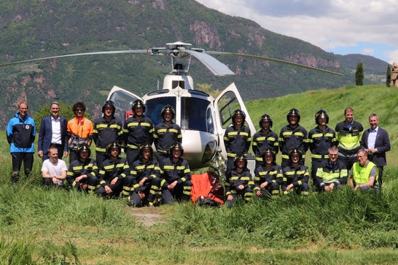 Foto di gruppo con i 14 futuri vigili del fuoco altoatesini assieme al presidente Arno Kompatscher (secondo da sinistra), l'assessore provinciale Luis Walcher (l'ultimo a destra in seconda fila), il direttore dell'Agenzia per la Protezione civile Klaus Unterweger (il primo a sinistra), l'istruttore del corso Felix Reggiani (secondo da destra in seconda fila), il comandante dei Vigili del fuoco del Corpo Permanente di Bolzano Florian Alber (secondo da destra in prima fila) e il direttore dell'Ispettorato forestale Bolzano 1 Rainer Ploner (primo da destra in prima fila). (Foto: ASP/Maja Clara)   