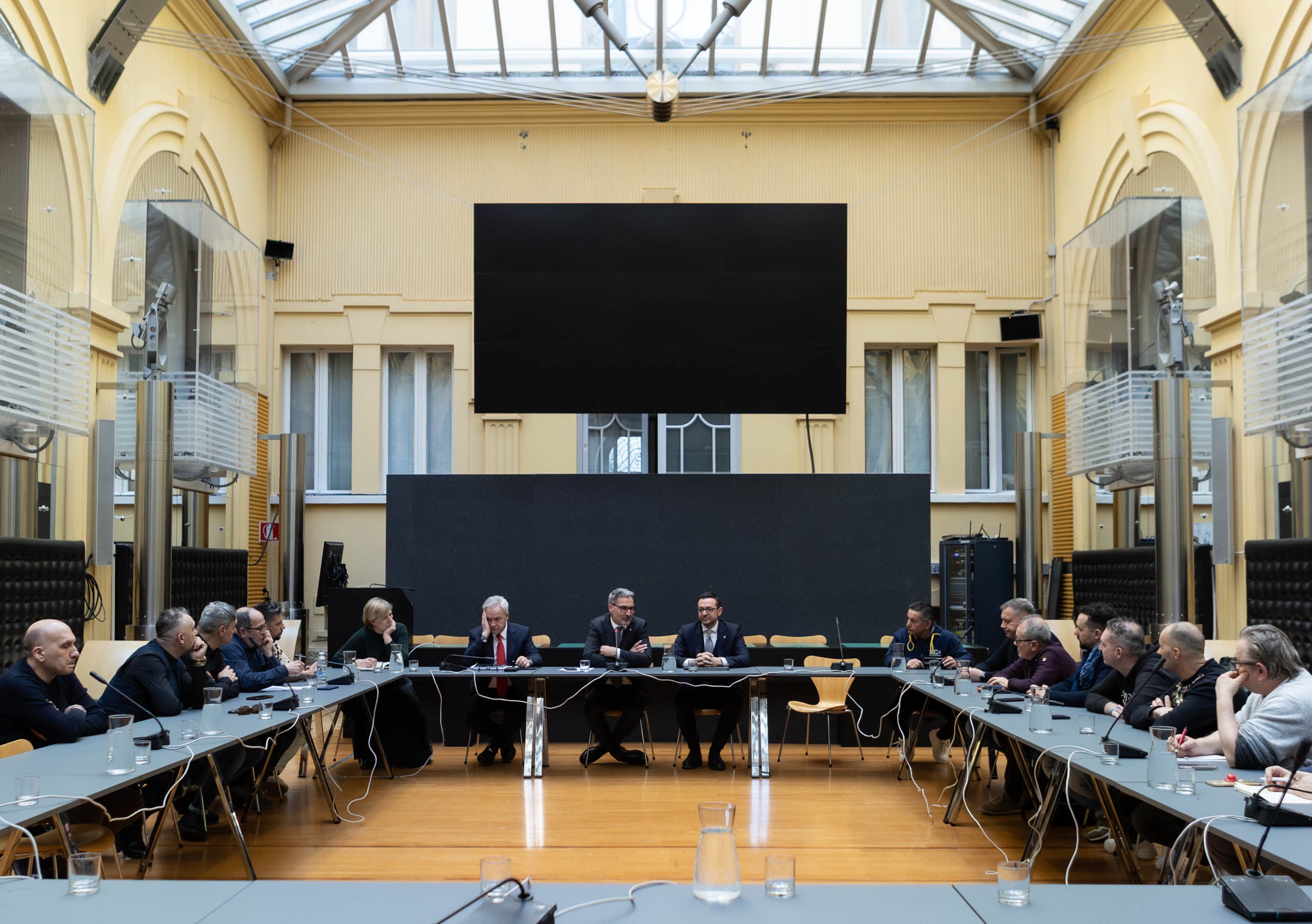 Am 13. Februar haben sich Vertretungen der Landesregierung und der Landesverwaltung mit Vertretungen der Gewerkschaften der Stahlproduktion getroffen, um über die Zukunft der Stahlwerke in Bozen zu diskutieren. (Foto: LPA/Lucia Rose Buffa)