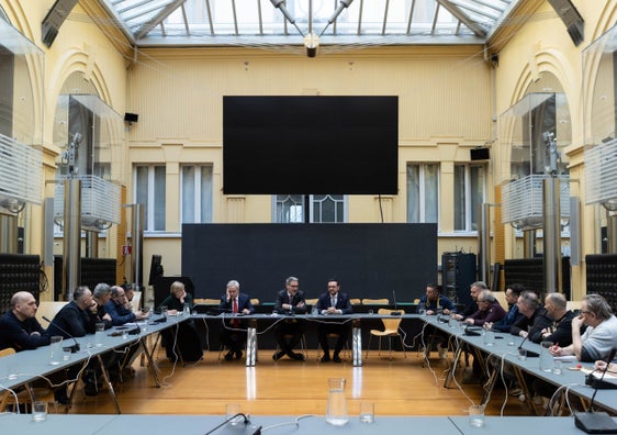 L'incontro tra Provincia e rappresentanti sindacali sul tema delle Acciaierie, il 13 febbraio, si è svolto nel cortile interno di Palazzo Widmann: un confronto franco ma costruttivo. (Foto: USP/Lucia Rose Buffa)