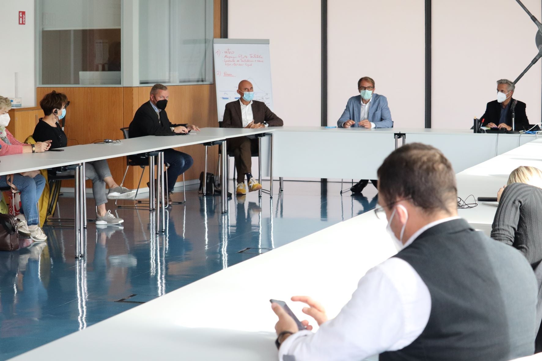 Delegation aus der Euroregion Spree-Neiße-Bober an der deutsch-polnischen Grenze informiert sich in der Agentur für Bevölkerungsschutz über Bevölkerungsschutz in Südtirol im Allgemeinen und grenzüberschreitende Kooperationen im Besonderen: (v.re.) stv. Direktor Willigis Gallmetzer und Direktor Klaus Unterweger von der Agentur für Bevölkerungsschutz, Rettungs- und Notfallmediziner Günther Mitterhofer vom Südtiroler Sanitätsbetrieb, Christoph von Ach von der Euregio Tirol-Südtirol-Trentino (Foto: Agentur für Bevölkerungsschutz/Maja Clara)