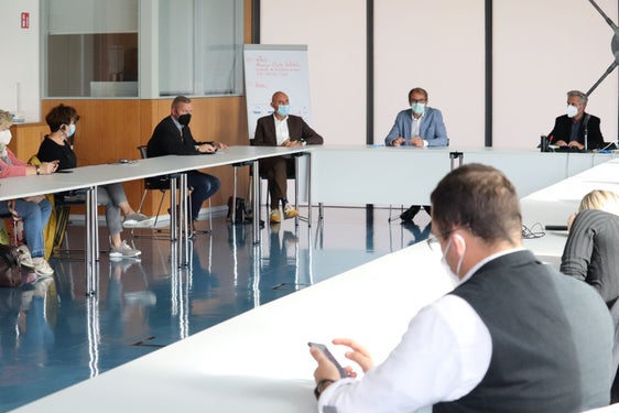 Delegation aus der Euroregion Spree-Neiße-Bober an der deutsch-polnischen Grenze informiert sich in der Agentur für Bevölkerungsschutz über Bevölkerungsschutz in Südtirol im Allgemeinen und grenzüberschreitende Kooperationen im Besonderen: (v.re.) stv. Direktor Willigis Gallmetzer und Direktor Klaus Unterweger von der Agentur für Bevölkerungsschutz, Rettungs- und Notfallmediziner Günther Mitterhofer vom Südtiroler Sanitätsbetrieb, Christoph von Ach von der Euregio Tirol-Südtirol-Trentino (Foto: Agentur für Bevölkerungsschutz/Maja Clara)