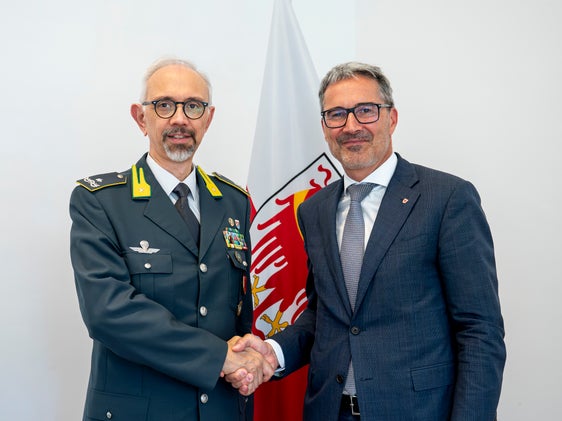 Il 24 settembre, il nuovo comandante regionale Trentino Alto Adige della Guardia di Finanza, generale di Brigata Carlo Levanti (nella foto a sinistra), ha fatto la classica visita inaugurale al presidente della Provincia autonoma di Bolzano, Arno Kompatscher, nel suo ufficio di Palazzo Widmann. (Foto: USP/Fabio Brucculeri)