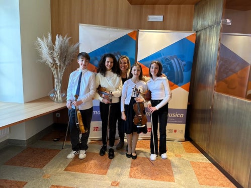 La Ensemble SuzuFriends della Scuola di Musica Antonio Vivaldi di Bolzano con l'insegnante Ilaria Miori (Foto: ASP/Direzione provinciale Scuola musicale)