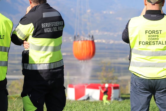 Mit dem außen am Hubschrauber angebrachten, 4000 Liter fassenden Löschwasserbehälter hat der Super Puma heute Wasser gefasst und transportiert. (Foto: LPA/Maja Clara)