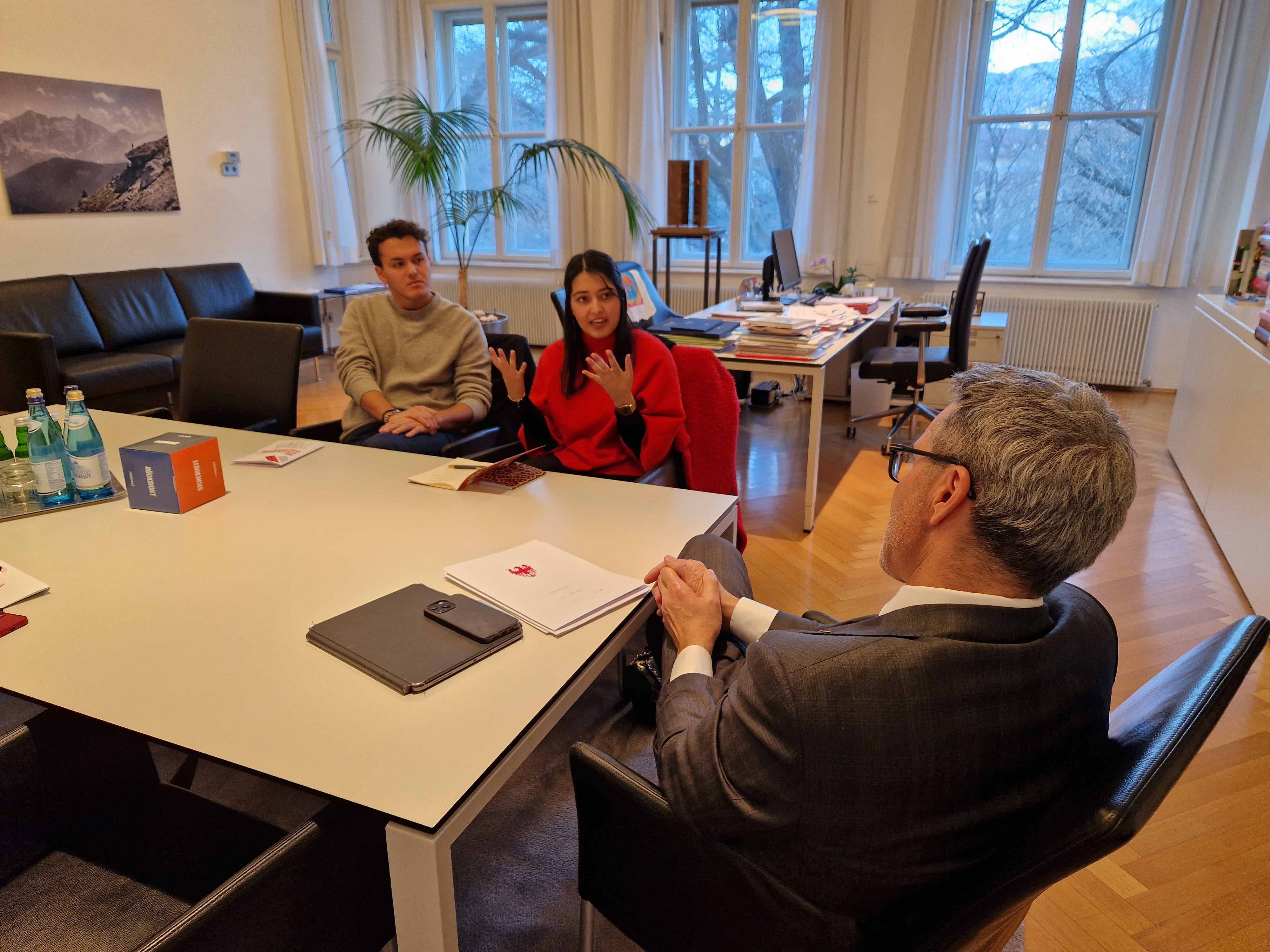Durante il colloquio con il presidente della Provincia Arno Kompatscher, sh.asus ha affrontato le questioni centrali che stanno a cuore agli studenti, tra cui formazione universitaria, pari opportunità e riconoscimento dei titoli di studio. Nella foto a sinistra il presidente uscente dell'associazione Alexander von Walther, la nuova presidente Neha Bhati e il presidente della Provincia Arno Kompatscher. (Foto: USP/Katharina Trocker)