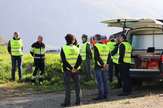 Gemeinsame Einsatzleitung bei Waldbränden, Synergie Forst und Berufsfeuerwehr: (von links) der Direktor des Forstinspektorats Bozen Rainer Ploner und Berufsfeuerwehroffizier Martin Gasser bei der Besprechung der heutigen Übung, rechts im Bild das neue Einsatzleitfahrzeug des Landesforstdienstes bei Waldbränden (Foto: LPA/Maja Clara)