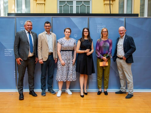 Teilten die gute Stimmung beim Praktikantentreffen: (v.l.) Generaldirektor Steiner, Günter Sölva, Direktor des Amtes für Personalentwicklung, die Landesmitarbeiterinnen Giulia Valerio und Margit Laimer, Praktikantin und Moderatorin Silvia Delucca sowie Maurizio Pacchiani, Direktor des Amtes für Personalaufnahme. (Foto: LPA/Fabio Brucculeri)