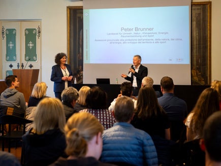 Landesrat Peter Brunner dankte allen Mitgliedern des ersten Südtiroler Klimabürgerrats für ihren Einsatz und kündigte eine intensive Beschäftigung der Landesregierung mit dem Abschlussdokument im Herbst an. (Foto: LPA/Fabio Brucculeri)
