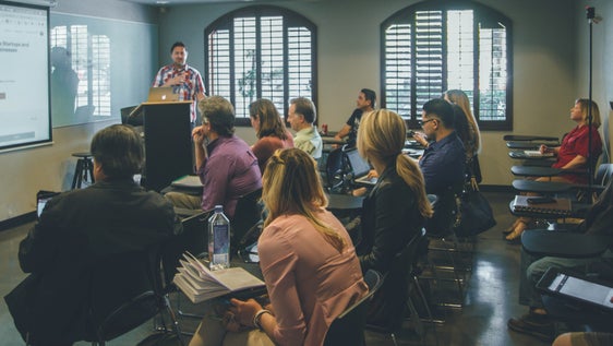 Die Bildung im Dorf steht im Mittelpunkt der diesjährigen Tage der Weiterbildung, die am 13. und 14. Mai in Klausen stattfinden. Bis zum 3. Mai kann man sich anmelden. (Foto: Unsplash)