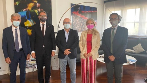 Le misure di gestione riferite ai grandi predatori tema dell’incontro presso il Ministero per l'ambiente. Da sx:  l'assessore Schuler, il presidente Kompatscher,  il ministro per l’ambiente Cingolani, la senatrice Unterberger, e il presidente dell’ISPRA Laporta . (Foto: ASP)