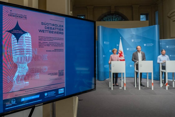 Jungen Menschen eine Bühne für Debatten geben: Dies soll beim ersten Südtiroler Debattierwettbewerb "Sternstunden der Demokratie" ermöglicht werden. (Foto: LPA/Greta Stuefer)