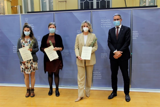 Stehen symbolisch für das Recht für junge Frauen auf Bildung: (v.l.) die Preisträgerinnen Rainer und Leimstädtner (gemeinsam 3. Preis) und&nbsp;Lucich (1. Preis) mit LH Kompatscher. Es fehlt: Daniela Gelsi (2. Preis). (Foto: LPA/Guido Steinegger)