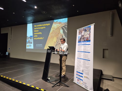 Venerdì 19 giugno, il NOI Techpark ha ospitato la quarta edizione del convegno internazionale Bolzano Explo, organizzato dall'Ufficio Geologia e prove materiali della Provincia autonoma di Bolzano in collaborazione con l'esplosivista di Trodena Giacomo Nardin e IDM. Nella foto il direttore dell'Ufficio Geologia Volkmar Mair. (Foto: USP/Gianluca Crocco)
