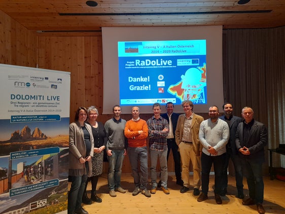 I partecipanti del progetto Interreg "RaDoLive - Location search for a new precipitation Radar in the Dolomiti Live Area”: nella foto (da sinistra) Carmen Turin, Gina Streit, Lukas Tüchler, Günther Geier, Christoph Mitterer, Josef Lang, Manfred Bauer, Fabian Gstir, Joachim Hofmann e Christoph von Ach (Foto: ASP/GRW Eisacktal/Wipptal)