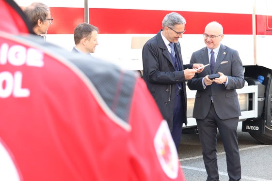 Seit 160 Jahren überall und für alle: CRI-Präsident Rosario Valastro (rechts) und Landeshauptmann und Bevölkerungsschutzlandesrat Arno Kompatscher (Foto: LPA/Maja Clara)