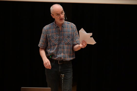Norbert Hungerbühler, professore di matematica al Politecnico federale di Zurigo (ETH), ha tenuto una conferenza sui fondamenti matematici della piegatura della carta. (Foto: USP/Direzione Istruzione e Formazione tedesca/Margit Pichler)

