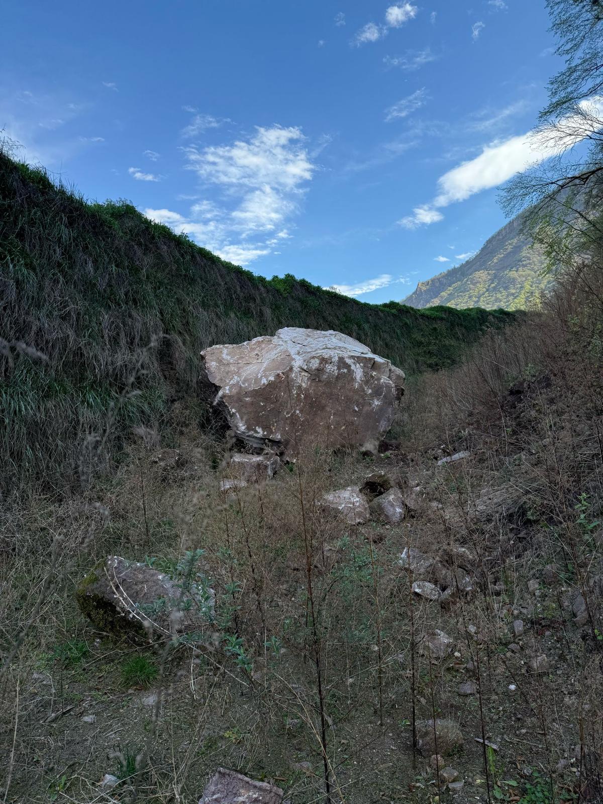 Priorità alla sicurezza. Il 1° aprile il vallo di protezione eretto contro la caduta massi a Bronzolo ha arrestato la corsa di un masso di circa 20 metri cubi. (Foto: USP/Ripartizione Infrastrutture della Provincia)