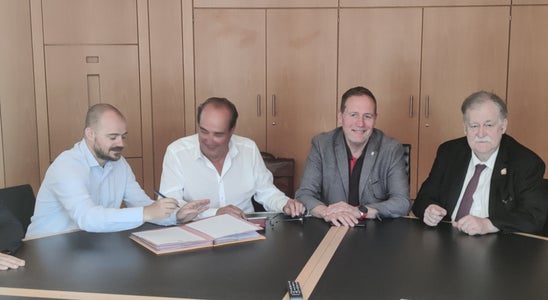 Bei der Unterzeichnung des öffentlich-privaten Partnerschaftsvertrags für das neue Landhaus: (v.l.) Daniel Bedin (Abteilungsdirektor  Vermögensverwaltung), Hans Krapf, Landesrat Massimo Bessone und Dieter Knoll. (Foto: LPA/Landesabteilung Vermögensverwaltung)