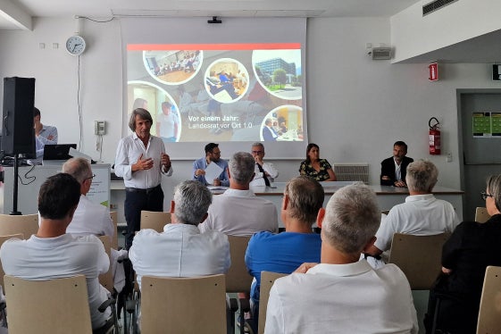 Bei den Gesprächen zwischen Gesundheitslandesrat Hubert Messner (stehend), dem Verwaltungsdirektor des Sanitätsbetriebs Luca Armanaschi, Ressortdirektor Michael Mayr, Bezirksdirektorin Irene Pechlaner und Sanitätskoordinator Pierpaolo Bertoli (von links vorne sitzend) mit den Primarinnen und Primaren des Krankenhauses Meran ging es auch um Digitalisierung, Netzwerkarbeit und Vereinfachungen. (Foto: LPA/Angelika Schrott)