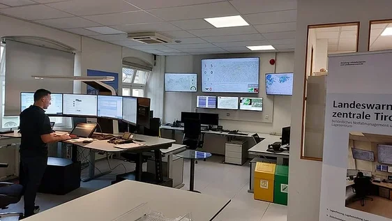 Sabato 4 ottobre, tra le 11.45 e le 13.15, il Centro di allerta e situazionale del Tirolo attiverà per due volte il sistema di allerta alla popolazione AT-alert, il cui segnale potrà essere ricevuto anche in Alto Adige. (Foto: USP/Centro Situazionale Land Tirolo)