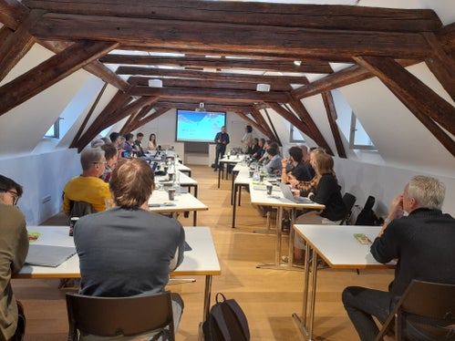 35 i partecipanti, alla Casa della Pesa a Bolzano, all'incontro internazionale dei collaboratori dei servizi di prevenzione valanghe di Alto Adige, Svizzera, Austria e Baviera. (Foto: USP/Maja Clara)