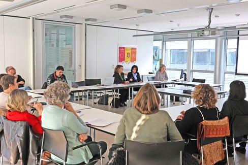 L'assessora provinciale Ulli Mair (seconda da destra nella fila posteriore) ha fornito ai membri della Consulta per la famiglia, presieduta dall'assessora provinciale Rosmarie Pamer (terza da destra nella fila posteriore), una panoramica delle misure avviate con la Riforma Abitare. (Foto: USP/Katharina Fleischmann)