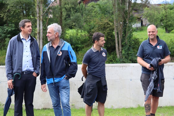 Sopralluogo al cantiere sulla Rienza nella zona industriale di Valdaora (da sinistra): il sindaco Georg Reden e l'assessore provinciale Arnold Schuler con il direttore dei lavori Thomas Gamper e il capocantiere Armin Oberarzbacher (Foto: ASP/Maja)