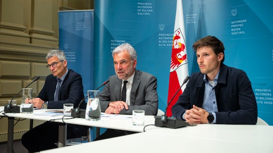 Abteilungsdirektor Günther Unterthiner, Landesrat Arnold Schuler und Wildbiologe Dominik Trenkwalder (v.l.): Gemeinsame Anstrengungen, um Problembären entnehmen zu dürfen und eine Regulierung des Großraubwilds umsetzen zu dürfen. (Foto: LPA/Fabio Brucculeri)