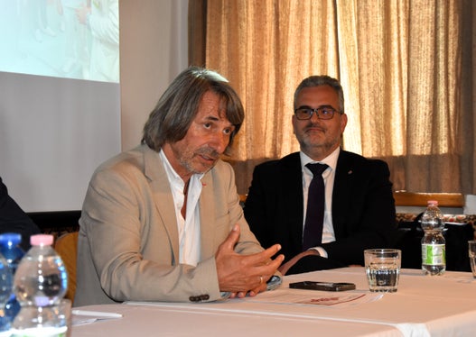 “La gente è soddisfatta di voi, ci sono tanti feedback positivi”, ha affermato l'assessore Hubert Messner (nella foto con il direttore di Dipartimento Michael Mayr), ringraziando tutti i collaboratori e i dirigenti per il loro impegno e lodando il loro lavoro nelle strutture sanitarie di San Candido e dell'Alta Pusteria. (Foto: USP/Angelika Schrott)