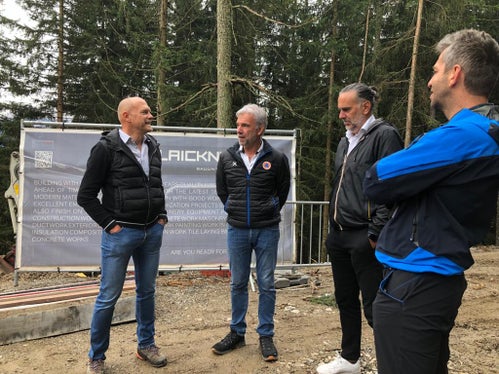 Der Funkumsetzer Ratsberg in Toblach erhält eine Notstromversorgung mit Wasserstofftechnologie, um einen Dienst ohne Unterbrechung zu garantieren: (v.l.) Gottfried Rier von der Firma GKN Hydrogen, Landesrat Schuler, Toblachs Bürgermeister Martin Rienzner, Roland Fasolo vom Landesamt für Zivilschutz. (Foto: LPA/Peter Möltner)