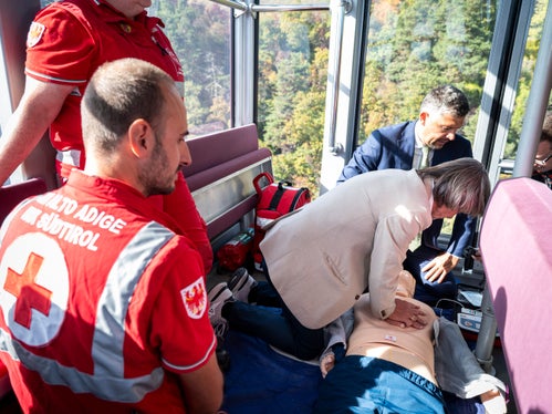 Bei der praktischen Vorführung zur Wiederbelebung in der Rittner Seilbahn machten auch Gesundheitslandesrat Hubert Messner und Mobilitätslandesrat Daniel Alfreider mit. Die Aktion soll darauf aufmerksam machen, dass im Notfall schnelles Eingreifen entscheidend sein kann. (Foto: LPA/Fabio Brucculeri)